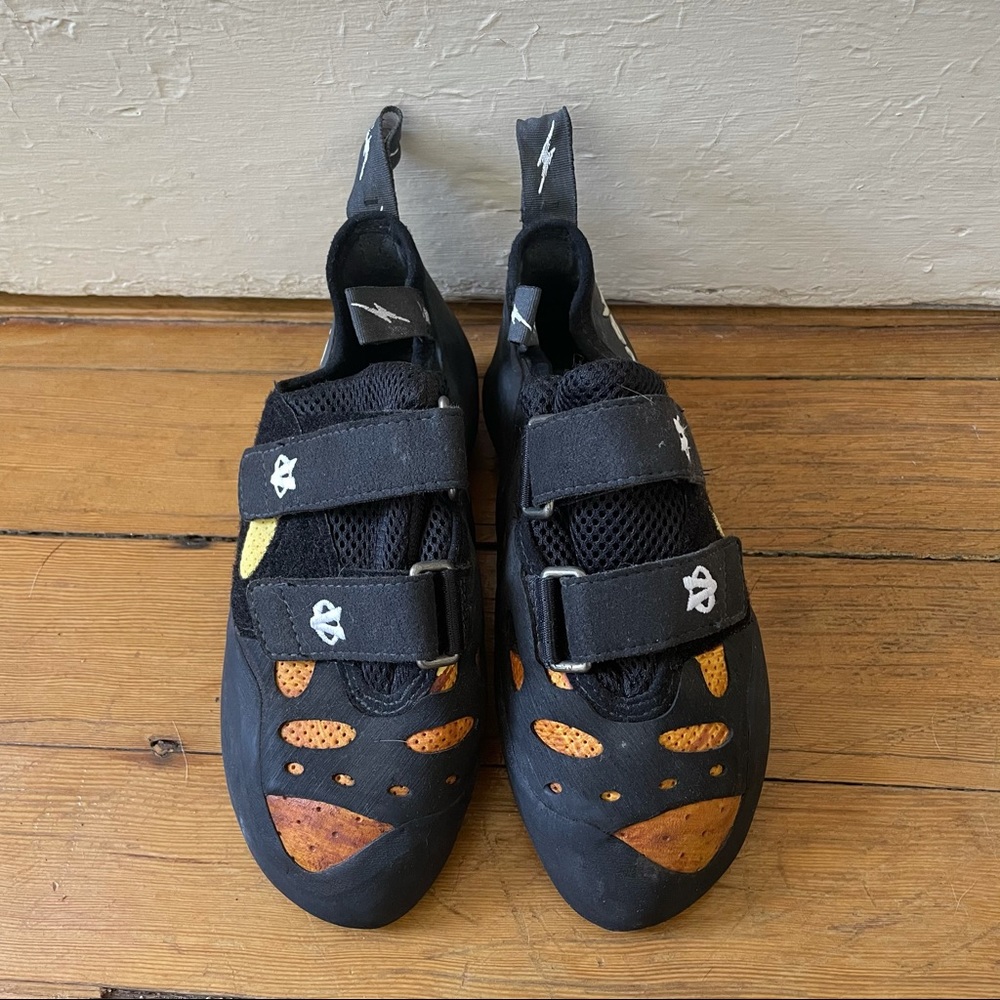 Evolv Climbing Shoes 7.5 but fit for smaller size